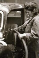 cca 1948 Képriport egy gépkocsi szervizről, 44 db szabadon felhasználható vintage negatív Kotnyek Antal (1921-1990) budapesti fotóriporter hagyatékából, 24x36 mm