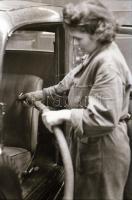 cca 1948 Képriport egy gépkocsi szervizről, 44 db szabadon felhasználható vintage negatív Kotnyek An...