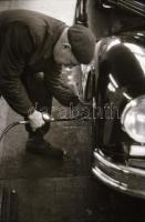 cca 1948 Képriport egy gépkocsi szervizről, 44 db szabadon felhasználható vintage negatív Kotnyek An...