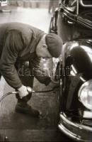 cca 1948 Képriport egy gépkocsi szervizről, 44 db szabadon felhasználható vintage negatív Kotnyek An...