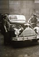 cca 1948 Képriport egy gépkocsi szervizről, 44 db szabadon felhasználható vintage negatív Kotnyek An...