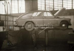 cca 1948 Képriport egy gépkocsi szervizről, 44 db szabadon felhasználható vintage negatív Kotnyek An...