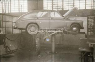 cca 1948 Képriport egy gépkocsi szervizről, 44 db szabadon felhasználható vintage negatív Kotnyek An...