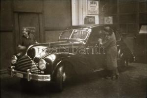 cca 1948 Képriport egy gépkocsi szervizről, 44 db szabadon felhasználható vintage negatív Kotnyek An...