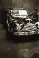 cca 1948 Képriport egy gépkocsi szervizről, 44 db szabadon felhasználható vintage negatív Kotnyek An...