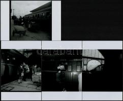 1954 Budapest, a Nyugati pályaudvaron dolgozó hordárok, 4 db vintage negatív és az ezekről készült mai nagyítások, Kotnyek Antal (1921-1990) budapesti fotóriporter hagyatékából, 6x6 cm és 10x15 cm