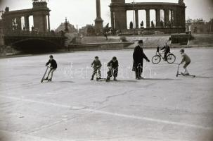 cca 1950 Budapest, rollerverseny a Hősök terén és dunai motoros révhajó, 10 db szabadon felhasználha...