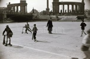 cca 1950 Budapest, rollerverseny a Hősök terén és dunai motoros révhajó, 10 db szabadon felhasználha...