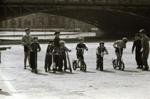 cca 1950 Budapest, rollerverseny a Hősök terén és dunai motoros révhajó, 10 db szabadon felhasználha...
