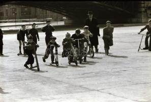 cca 1950 Budapest, rollerverseny a Hősök terén és dunai motoros révhajó, 10 db szabadon felhasználha...