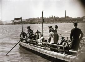 cca 1950 Budapest, rollerverseny a Hősök terén és dunai motoros révhajó, 10 db szabadon felhasználha...