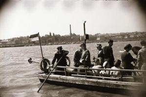 cca 1950 Budapest, rollerverseny a Hősök terén és dunai motoros révhajó, 10 db szabadon felhasználha...
