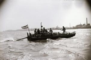 cca 1950 Budapest, rollerverseny a Hősök terén és dunai motoros révhajó, 10 db szabadon felhasználha...