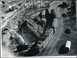 cca 1975 Budapest, 52-es villamos felülnézetben, vintage fotó, 18x24 cm