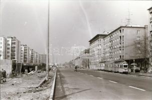 cca 1985 Villamosok Budapesten, 10 db szabadon felhasználható vintage negatív, 24x36 mm