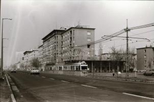 cca 1985 Villamosok Budapesten, 10 db szabadon felhasználható vintage negatív, 24x36 mm