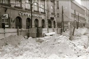 1984 Budapest, Váci úti metróépítkezés a felszínen, városképek, 28 db szabadon felhasználható vintag...