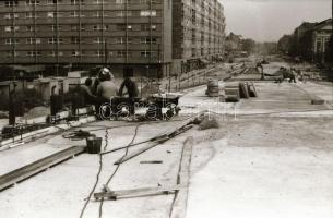 1984 Budapest, Váci úti metróépítkezés a felszínen, városképek, 28 db szabadon felhasználható vintag...