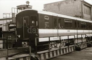 cca 1987 GANZ-MÁVAG üzemcsarnoka, metró kocsik gyártása, szállítása, 27 db szabadon felhasználható v...