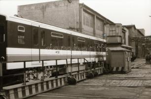 cca 1987 GANZ-MÁVAG üzemcsarnoka, metró kocsik gyártása, szállítása, 27 db szabadon felhasználható v...