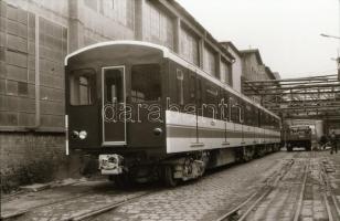 cca 1987 GANZ-MÁVAG üzemcsarnoka, metró kocsik gyártása, szállítása, 27 db szabadon felhasználható v...