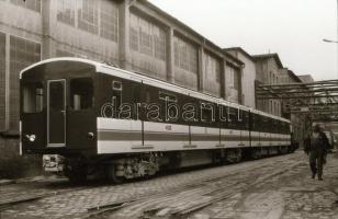 cca 1987 GANZ-MÁVAG üzemcsarnoka, metró kocsik gyártása, szállítása, 27 db szabadon felhasználható v...
