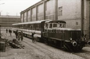 cca 1987 GANZ-MÁVAG üzemcsarnoka, metró kocsik gyártása, szállítása, 27 db szabadon felhasználható v...
