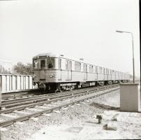 cca 1985 Metrószerelvény a felszínen és a föld alatt, mozgólépcsők, utasok és a metró vezetője, 18 d...