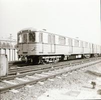 cca 1985 Metrószerelvény a felszínen és a föld alatt, mozgólépcsők, utasok és a metró vezetője, 18 d...