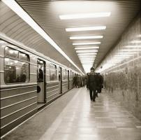 cca 1985 Metrószerelvény a felszínen és a föld alatt, mozgólépcsők, utasok és a metró vezetője, 18 d...
