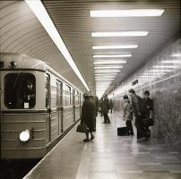 cca 1985 Metrószerelvény a felszínen és a föld alatt, mozgólépcsők, utasok és a metró vezetője, 18 d...