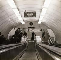 cca 1985 Metrószerelvény a felszínen és a föld alatt, mozgólépcsők, utasok és a metró vezetője, 18 d...