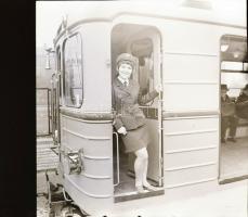 cca 1985 Metrószerelvény a felszínen és a föld alatt, mozgólépcsők, utasok és a metró vezetője, 18 d...