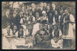 cca 1920 Amatőr színjátszók csoportképe, fotólap, 9x14 cm
