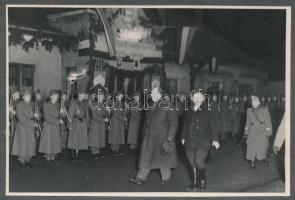 cca 1948 Dinnyés Lajos és Veres Péter vonul katonák sora előtt, albumlapra ragasztott fotó, 8x12 cm