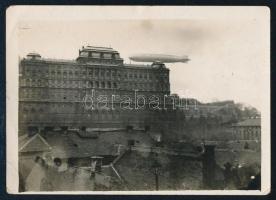1931 Budapest, Zeppelin léghajó a királyi palota felett, Budáról fotózva, 6,5x9 cm