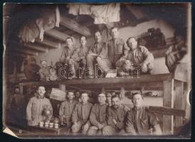 cca 1915 Pjescsanka hadifogolytábor, csoportkép a legénységi szobában, fotó, hátulján feliratozva, 11,5×16 cm /  cca 1915 Pjeshtschanka POW camp, group photograph, with notes on its back