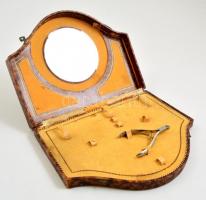 Pipere fa doboz, belsejében tükörrel, egy körömvágóval, kopásnyomokkal, 26x21x4 cm