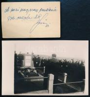Irinyi János (1817-1895) magyar vegyész, a zajtalan és robbanásmentes gyufa feltalálójának aláírt névjegykártyája, ráragasztott modern 30f emlékbélyeggel, valamint a sírjánál, egy megemlékezésről készült fotólap (cca 1910-1930)