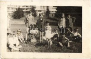 66 db régi és modern magyar városképes lap és motívumlap, közte fotók, vegyes / 66 pre-1945 and mode...