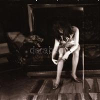 cca 1972 Erotikus és pornográf fotónegatívok, 12 felvétel 1 tekercsen, 5,5x5,5 cm