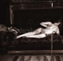 cca 1972 Erotikus és pornográf fotónegatívok, 12 felvétel 1 tekercsen, 5,5x5,5 cm