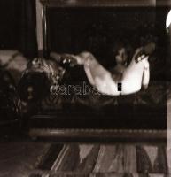 cca 1972 Erotikus és pornográf fotónegatívok, 12 felvétel 1 tekercsen, 5,5x5,5 cm