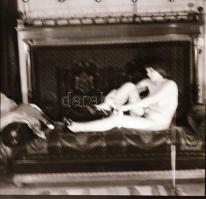 cca 1972 Erotikus és pornográf fotónegatívok, 12 felvétel 1 tekercsen, 5,5x5,5 cm