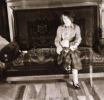 cca 1972 Erotikus és pornográf fotónegatívok, 12 felvétel 1 tekercsen, 5,5x5,5 cm