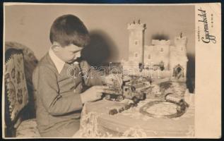 1937 Kisfiú játékokkal, Gyermekélet fotólap, 8x11 cm