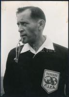 Zsolt István (1921-1991) futball játékvezető fotója, kis foltokkal, 18x12,5 cm