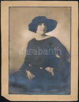 1923 Kalapos hölgy, kartonra ragasztott műtermi felvétel, fotó Amster, 22x16 cm