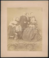 cca 1860-1870 Mommer Antal, a gácsi posztógyár igazgatója családja körében, kartonra ragasztott fotó, hátoldalon feliratozva, 16x13,5 cm
