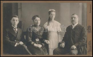 cca 1910-1920 Keményhátú porté és családi fotók, 3 db, 16x11 és 27x17 cm közötti méretekben